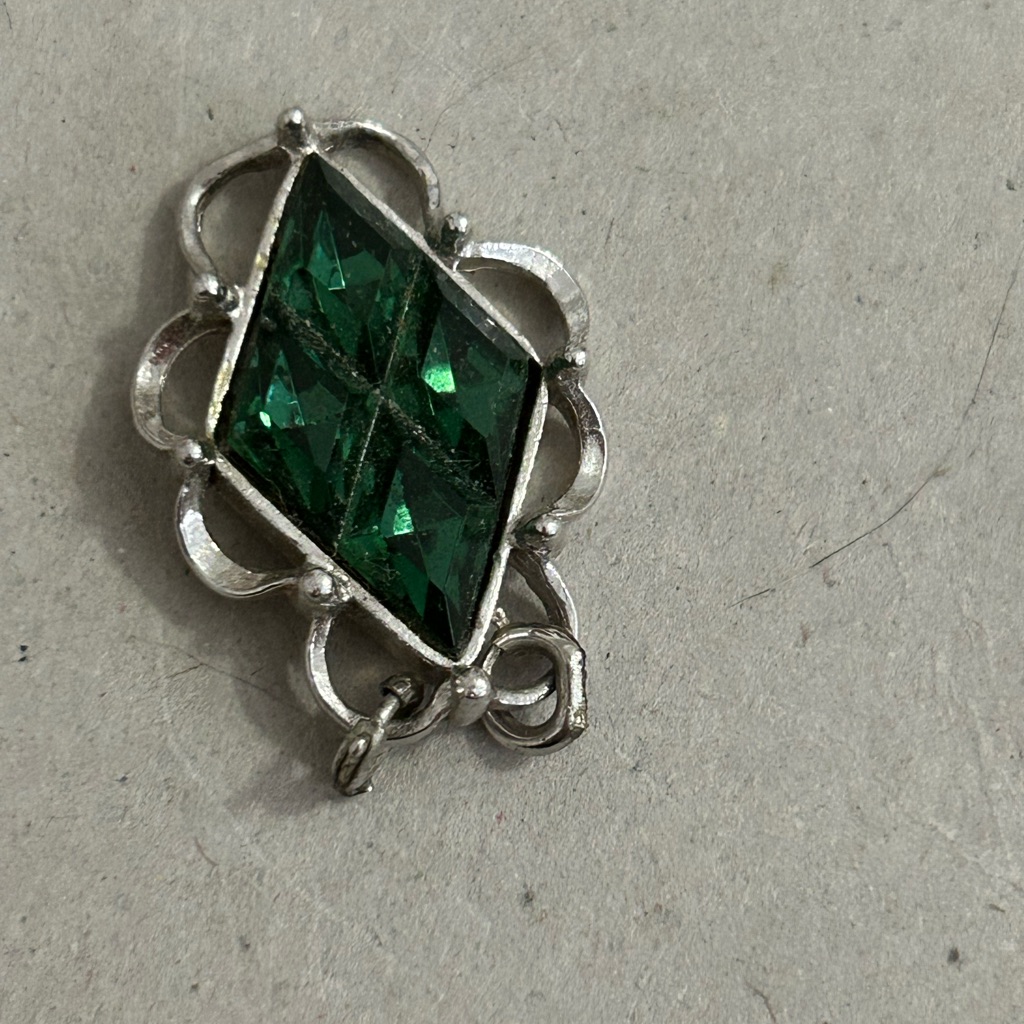 Womens Vintage Pendant Emmons Vintage Pendant With Beautiful Green Gemstone 20$
